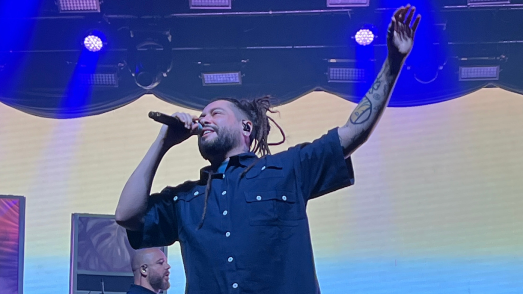 Maneva faz show no Rio cheio de comemorações pelos 20 anos de história