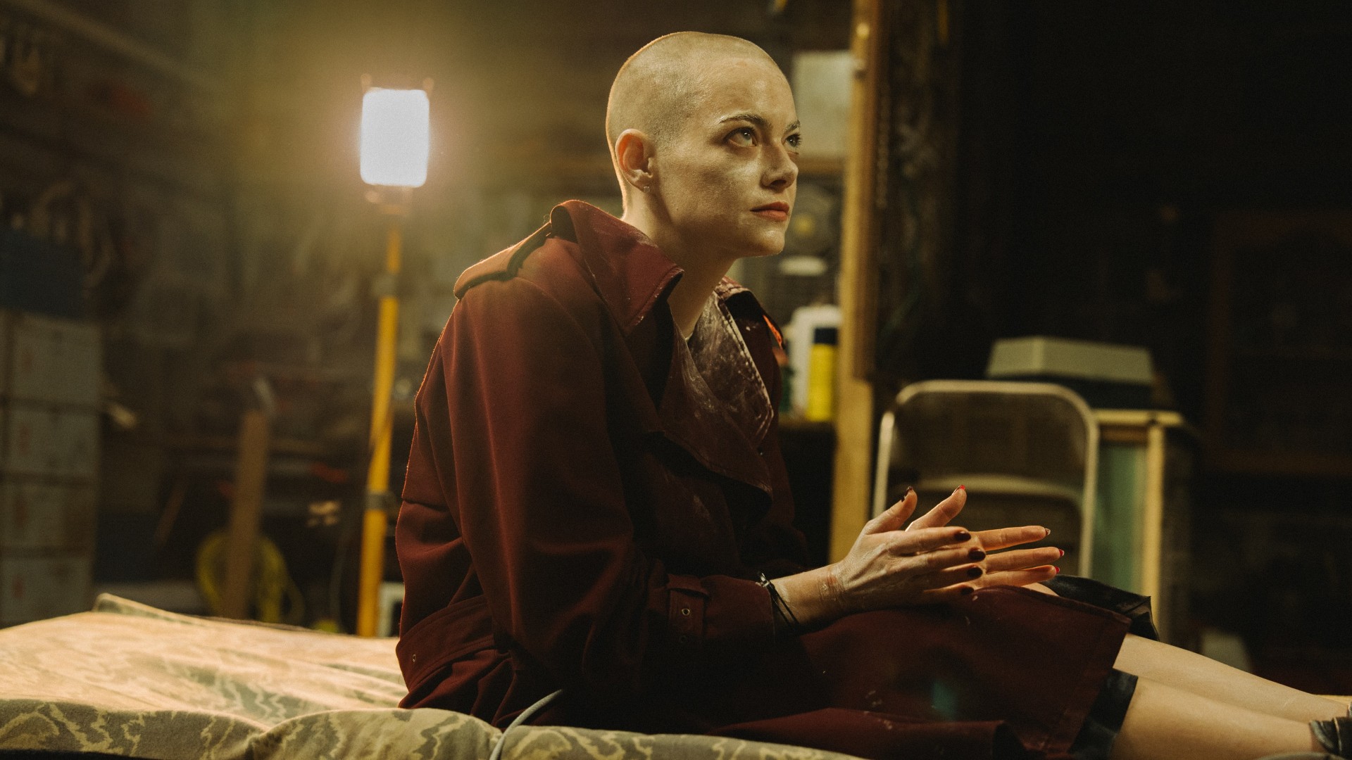 Emma Stone como Michelle Fuller em Bugonia (Reprodução / Universal Pictures)