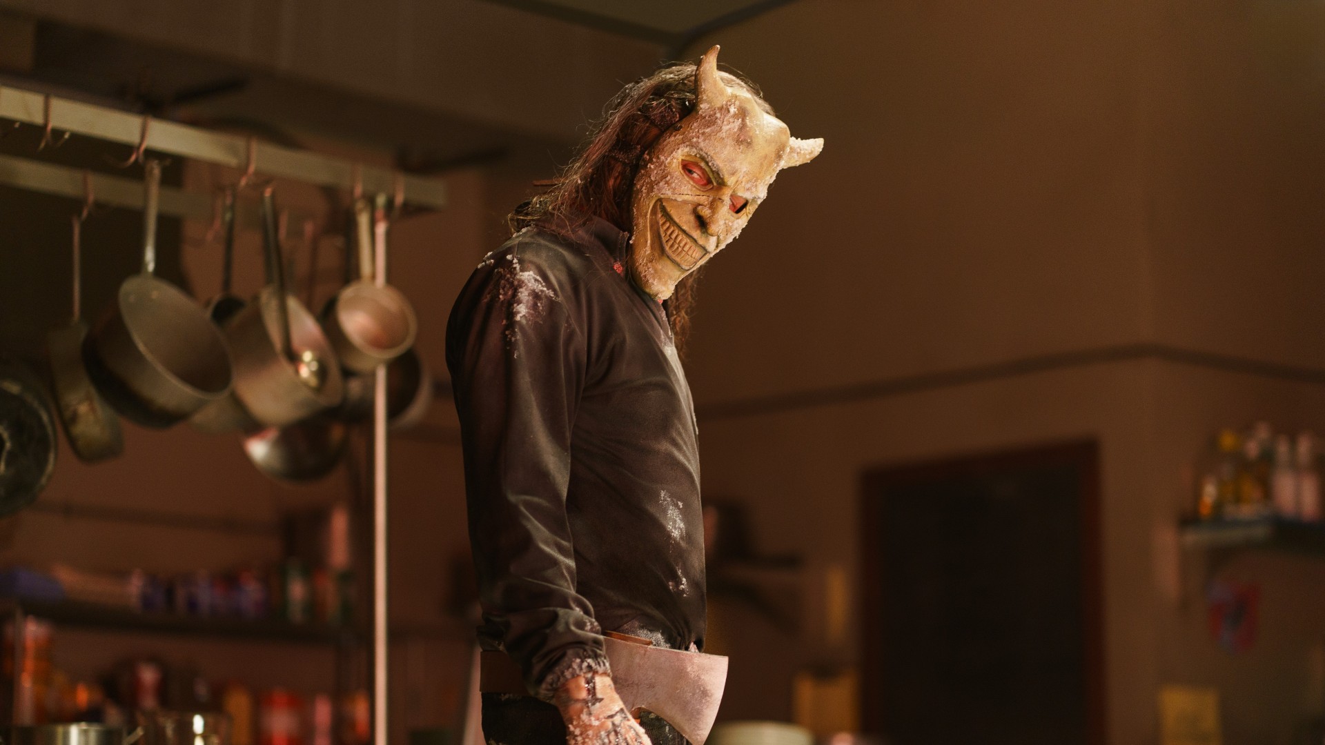 Ethan Hawke como O Sequestrador em O Telefone Preto 2 (Reprodução / Universal Pictures)