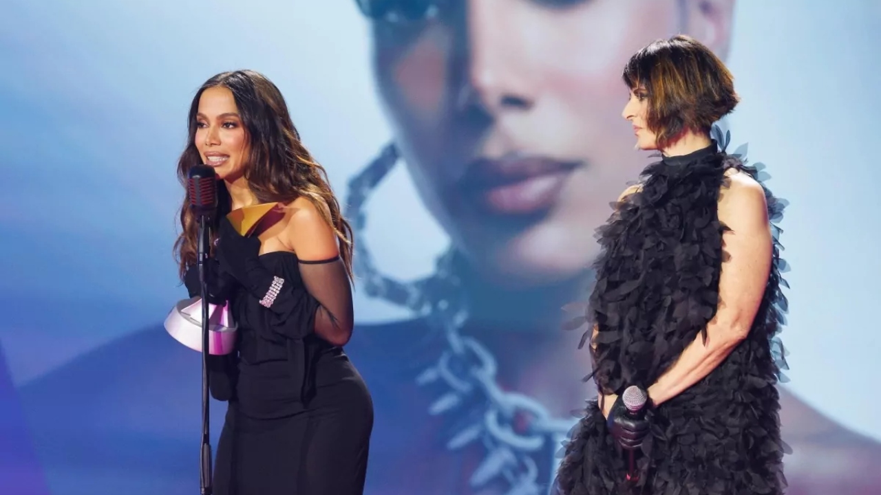 Fernanda Abreu revela convite de Anitta para parceria em “Capa de Revista”