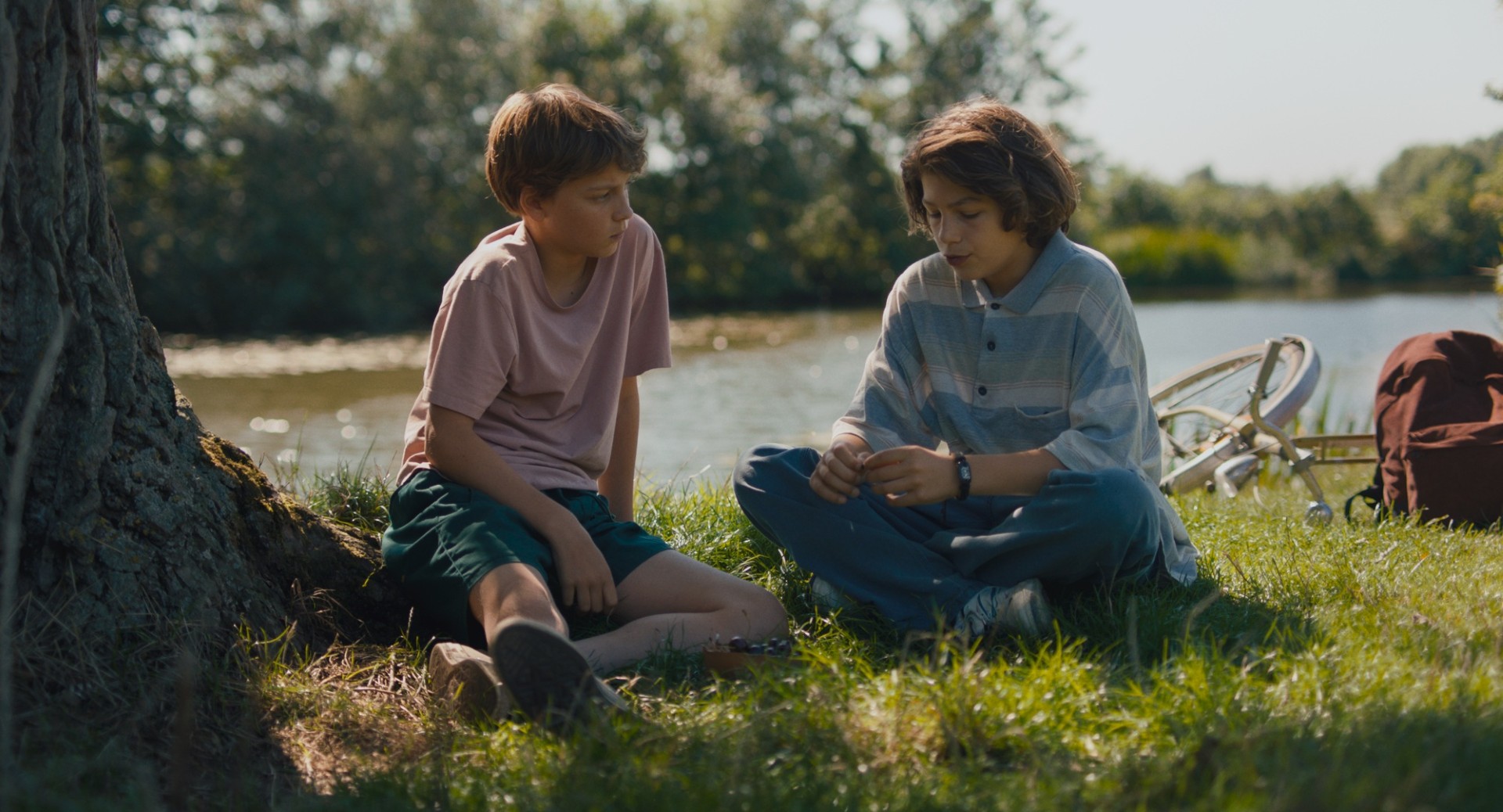 Lou Goossens como Elias e Marius De Saeger como Alexander em Corações Jovens (Divulgação / Mares Filmes)