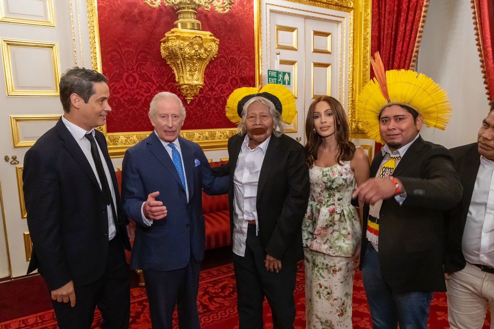 Anitta participa de homenagem ao Cacique Raoni em Londres e é recebida pelo Rei Charles III