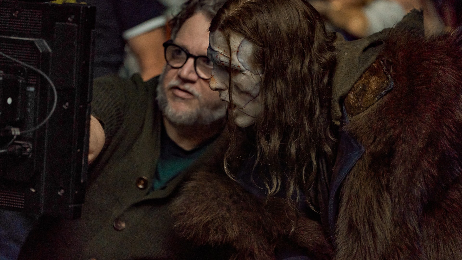 Guillermo del Toro e Jacob Elordi no set de Frankenstein (Divulgação / Netflix)