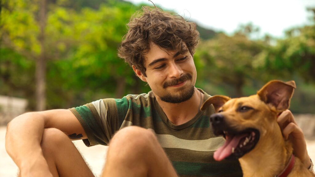 Rafael Vitti como Pedro e o cão Amedoim em Caramelo (Reprodução / Netflix)