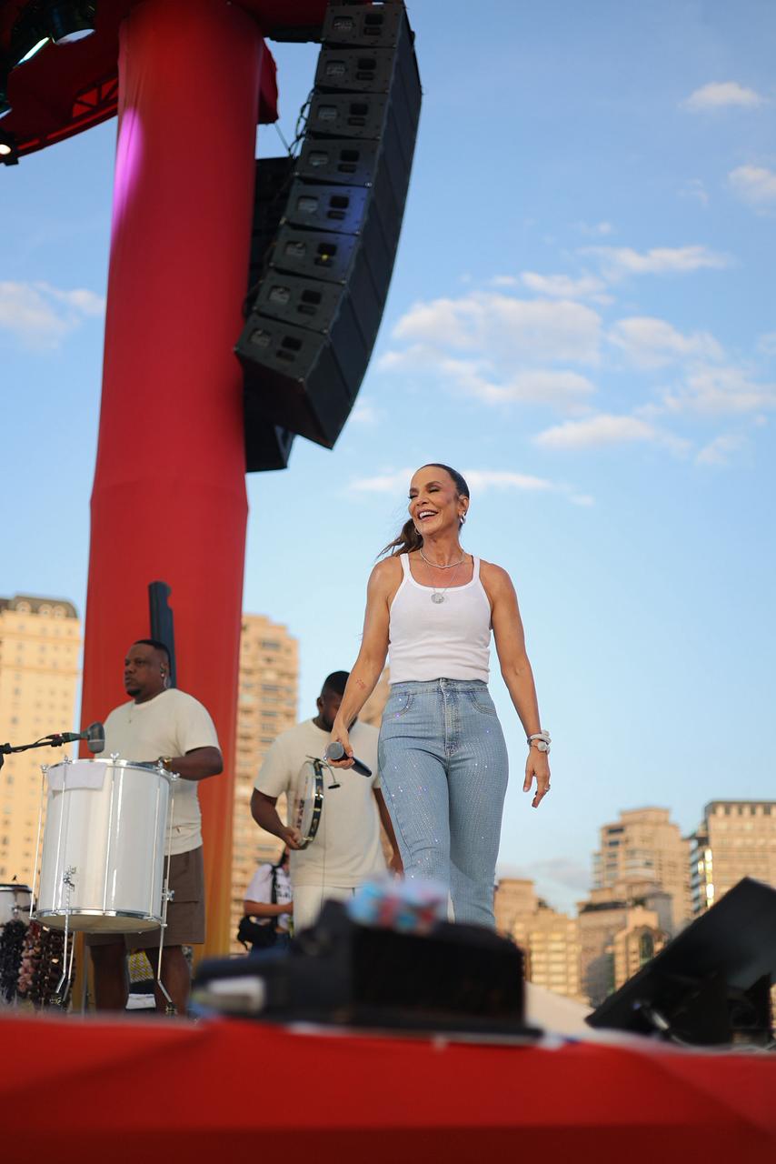 Ivete Sangalo brilha na estreia do “Ivete Clareou” em São Paulo