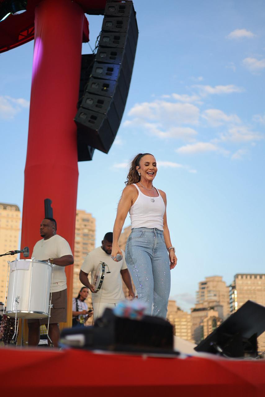 Ivete Sangalo brilha na estreia do “Ivete Clareou” em São Paulo