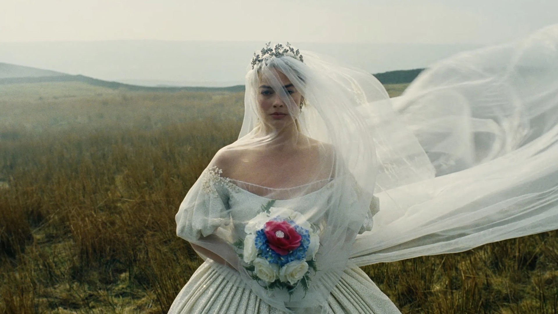 Margot Robbie como Catherine em O Morro dos Ventos Uivantes (Reprodução / Warner Bros.)