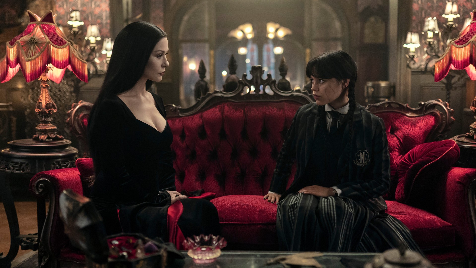 Catherine Zeta-Jones como Morticia e Jenna Ortega como Wandinha em Wandinha (Divulgação / Netflix)