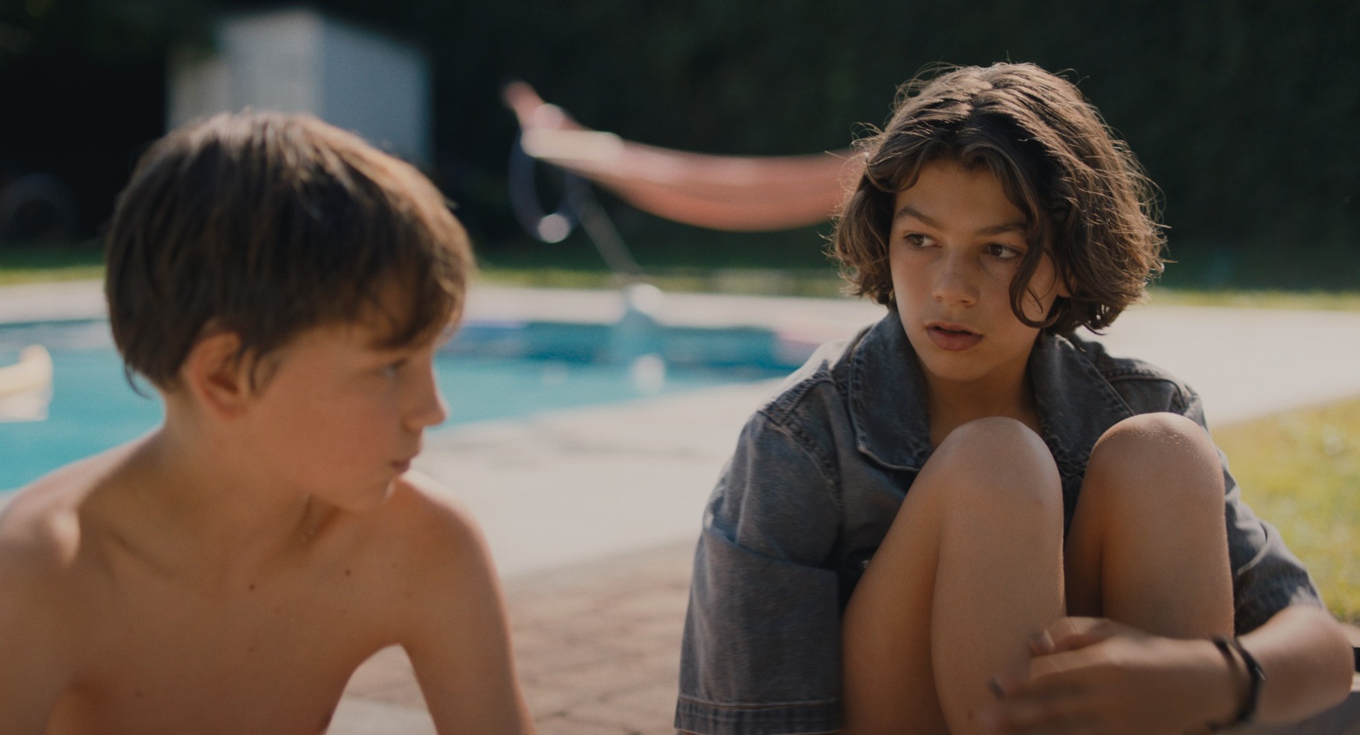 Lou Goossens como Elias e Marius De Saeger como Alexander em Corações Jovens (Divulgação / Mares Filmes)