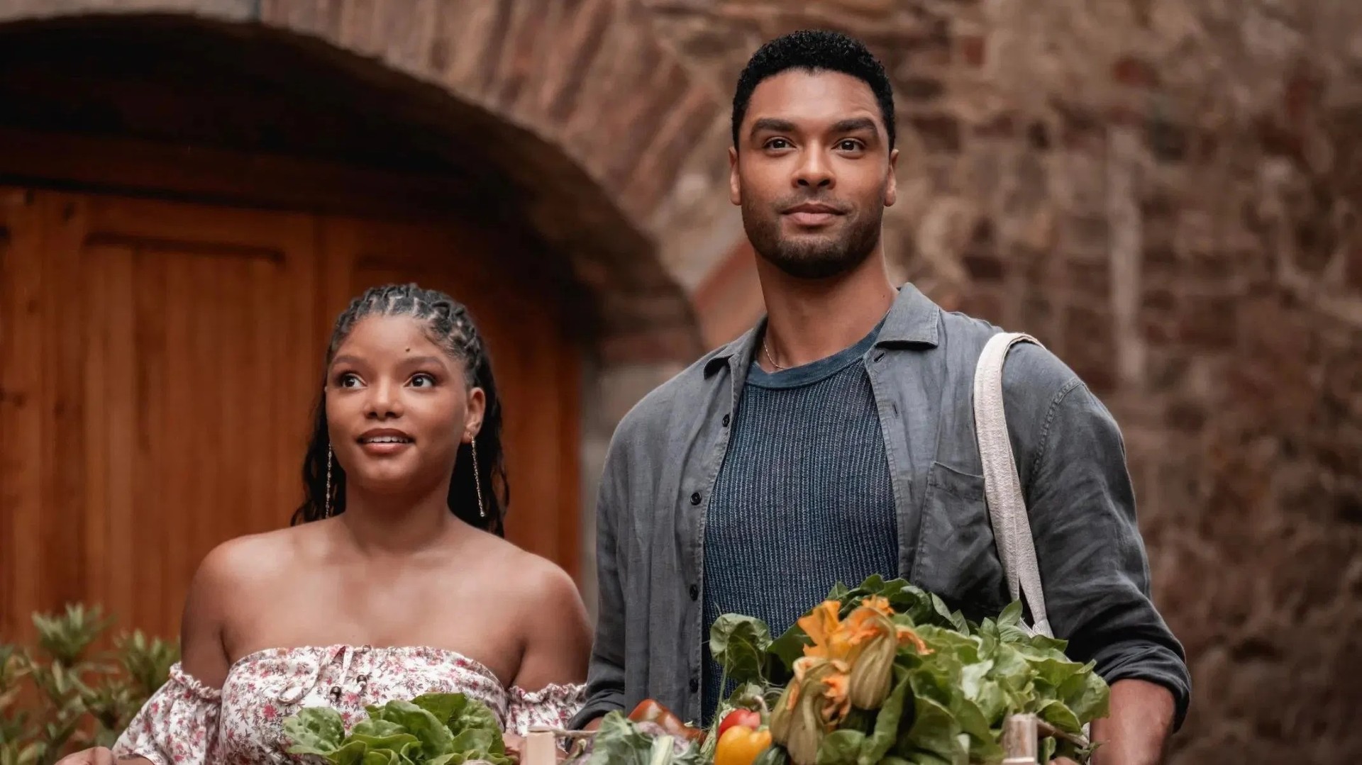 Anna (Halle Bailey) e Michael (Regé-Jean Page) em Eu & Você na Toscana (Reprodução / Universal Pictures)