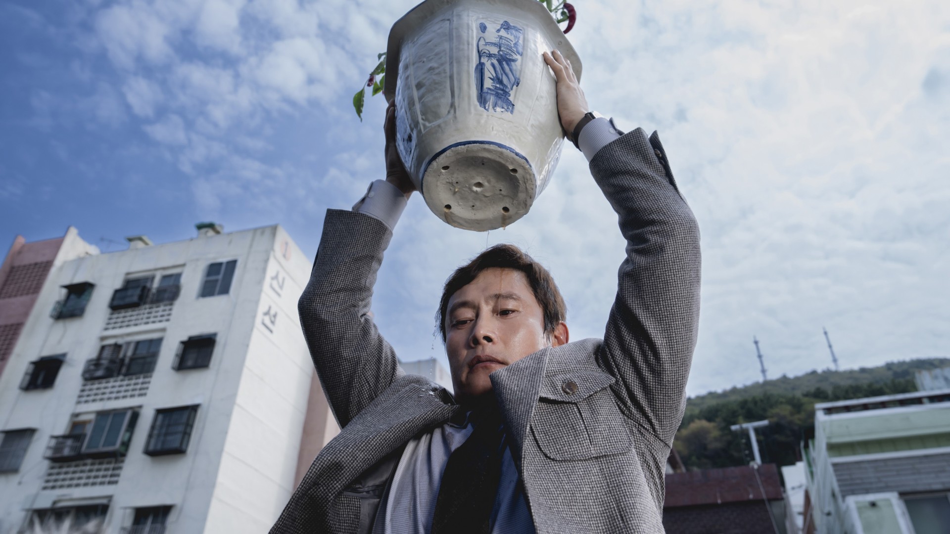 Lee Byung-hun em A Única Saída (Divulgação / Mares Filmes)