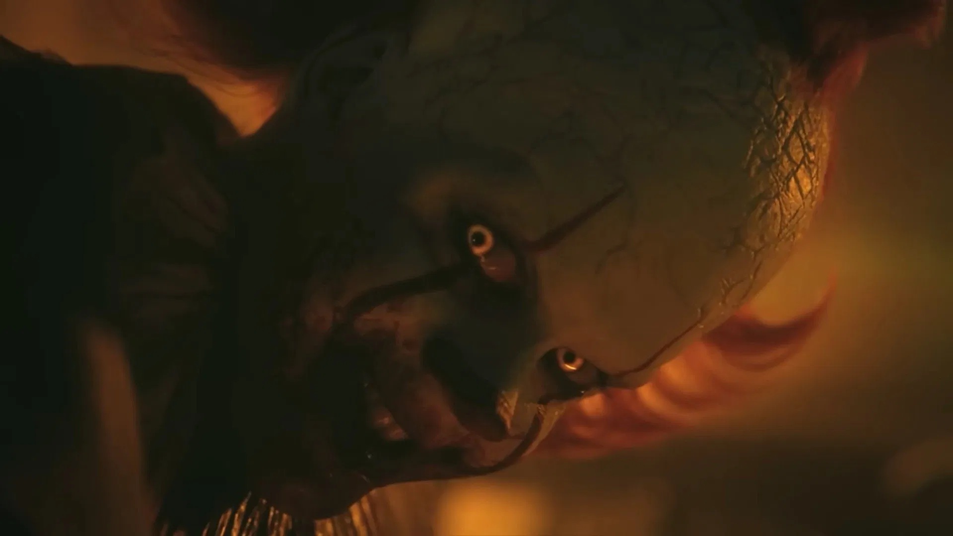 Pennywise (Bill Skarsgård) em It: Bem-Vindos a Derry (Reprodução / HBO)