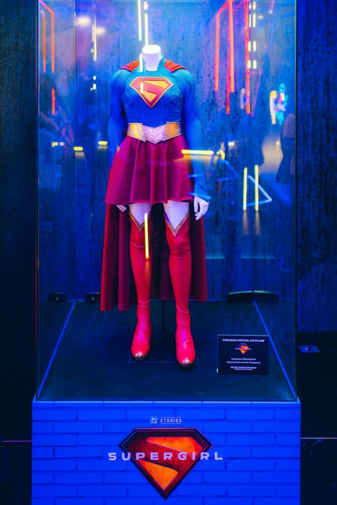 Uniforme da Supergirl na CCXP25 (Divulgação / Warner Bros.)