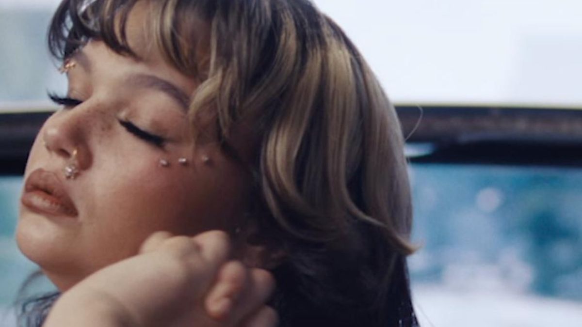 Lola Young reaparece após pausa na carreira e anuncia retorno