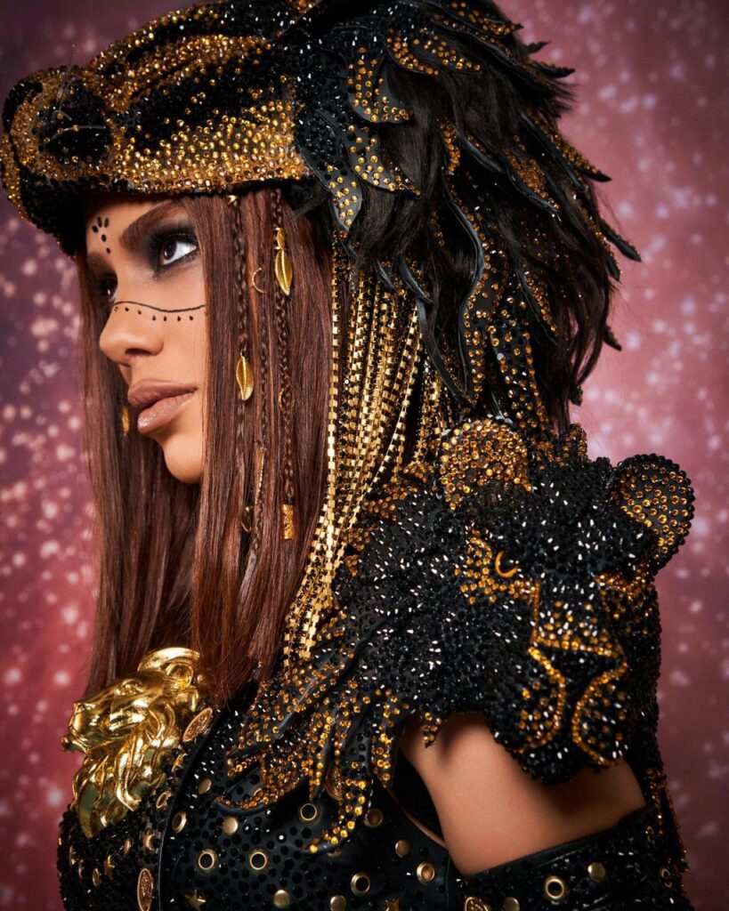 “Ensaios da Anitta”: cantora surge com look leonino em show no Recife; veja fotos