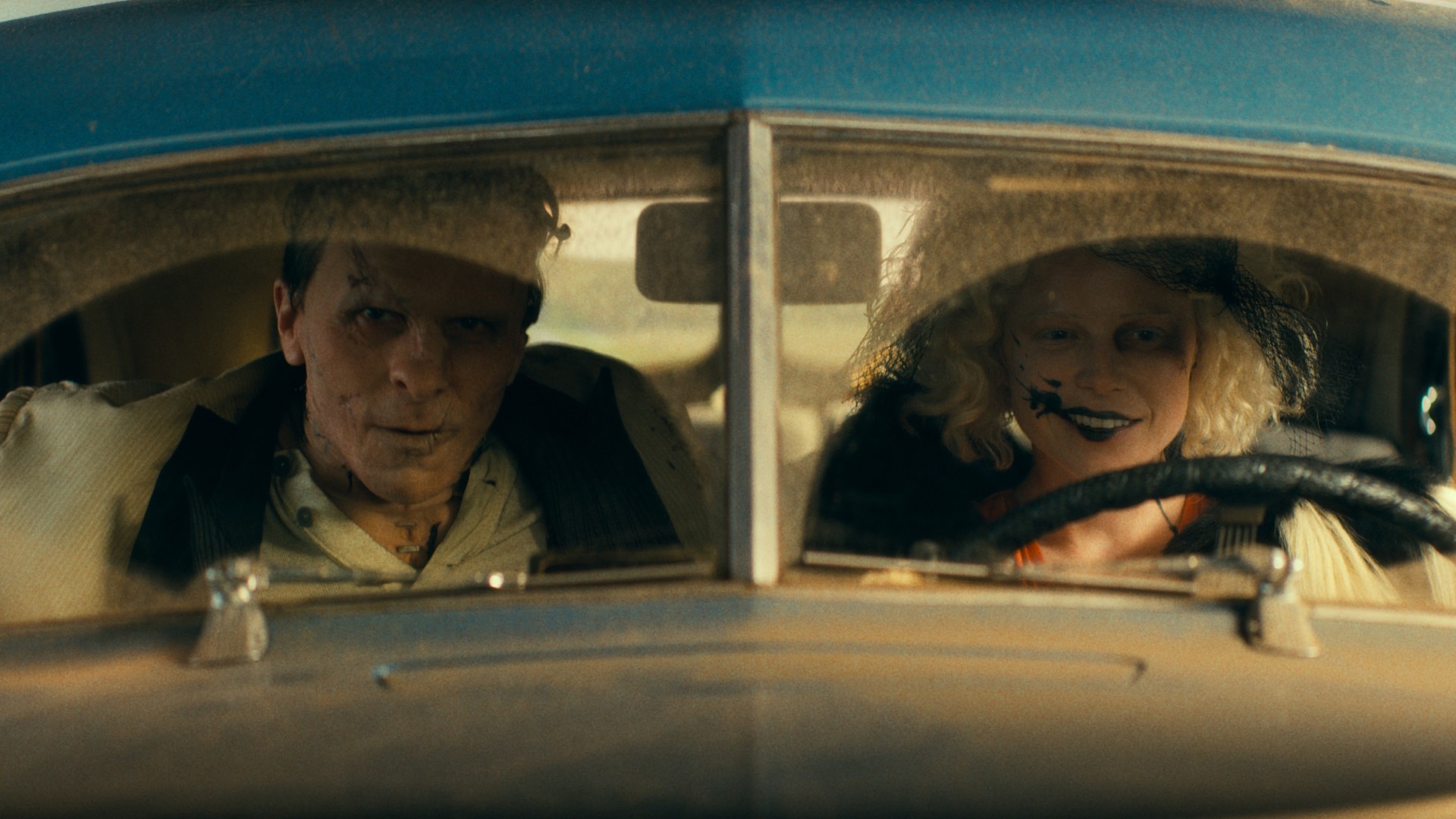 A Criatura (Christian Bale) e a Noiva (Jessie Buckley) em A Noiva (Reprodução / Warner Bros.)