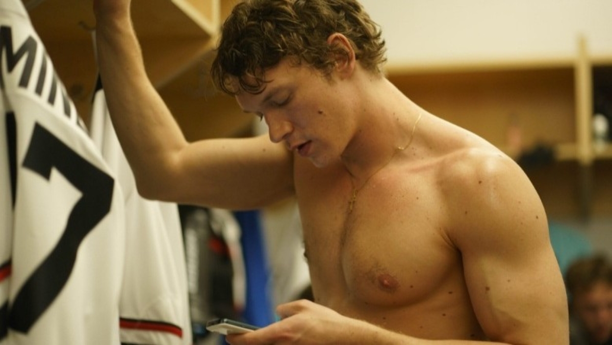 Connor Storrie como Ilya Rozanov em Heated Rivalry (Reprodução/HBO Max)