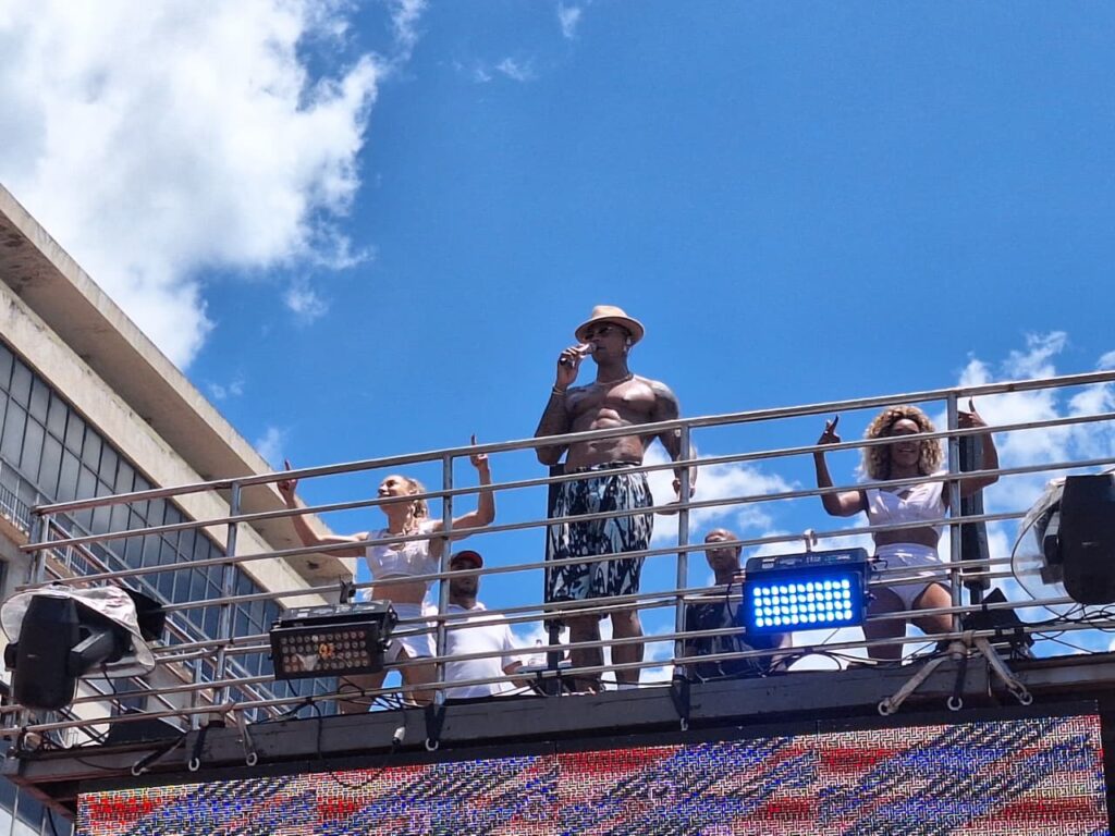 Léo Santana para o Centro do Rio com Bloco da Gold e arrasta 250 mil foliões