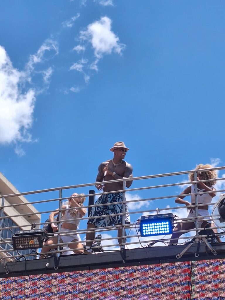 Léo Santana para o Centro do Rio com Bloco da Gold e arrasta 250 mil foliões