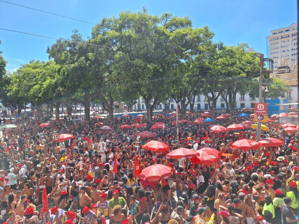 Léo Santana para o Centro do Rio com Bloco da Gold e arrasta 250 mil foliões