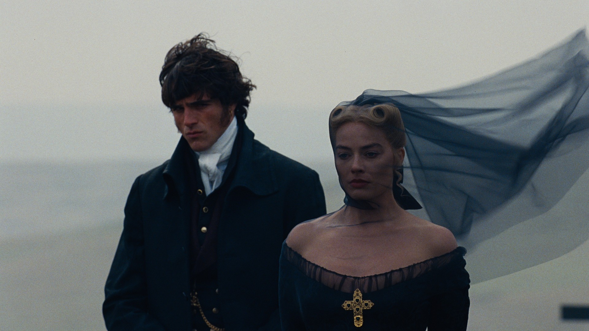 Heathcliff (Jacob Elordi) e Catherine (Margot Robbie) em O Morro dos Ventos Uivantes (Reprodução / Warner Bros.)