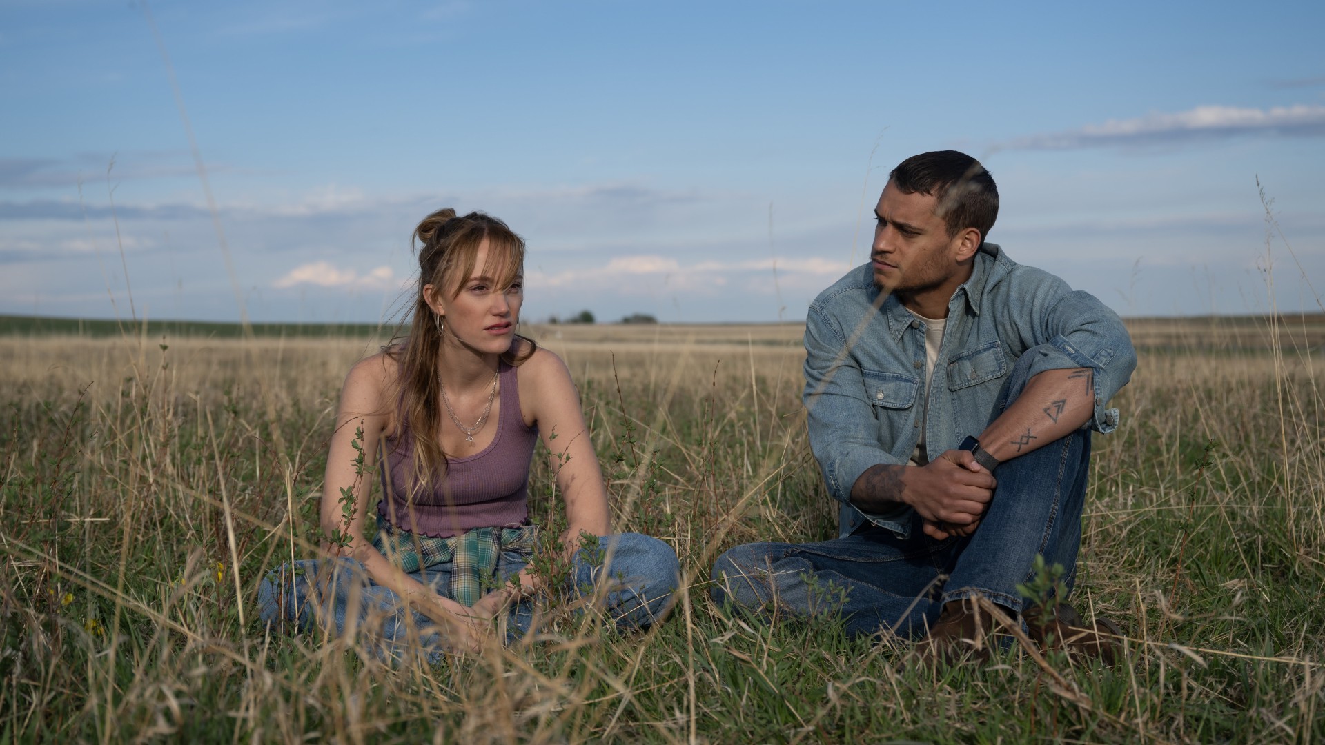 Kenna (Maika Monroe) e Ledger (Tyriq Withers) em Uma Segunda Chance (Divulgação/Universal Pictures)