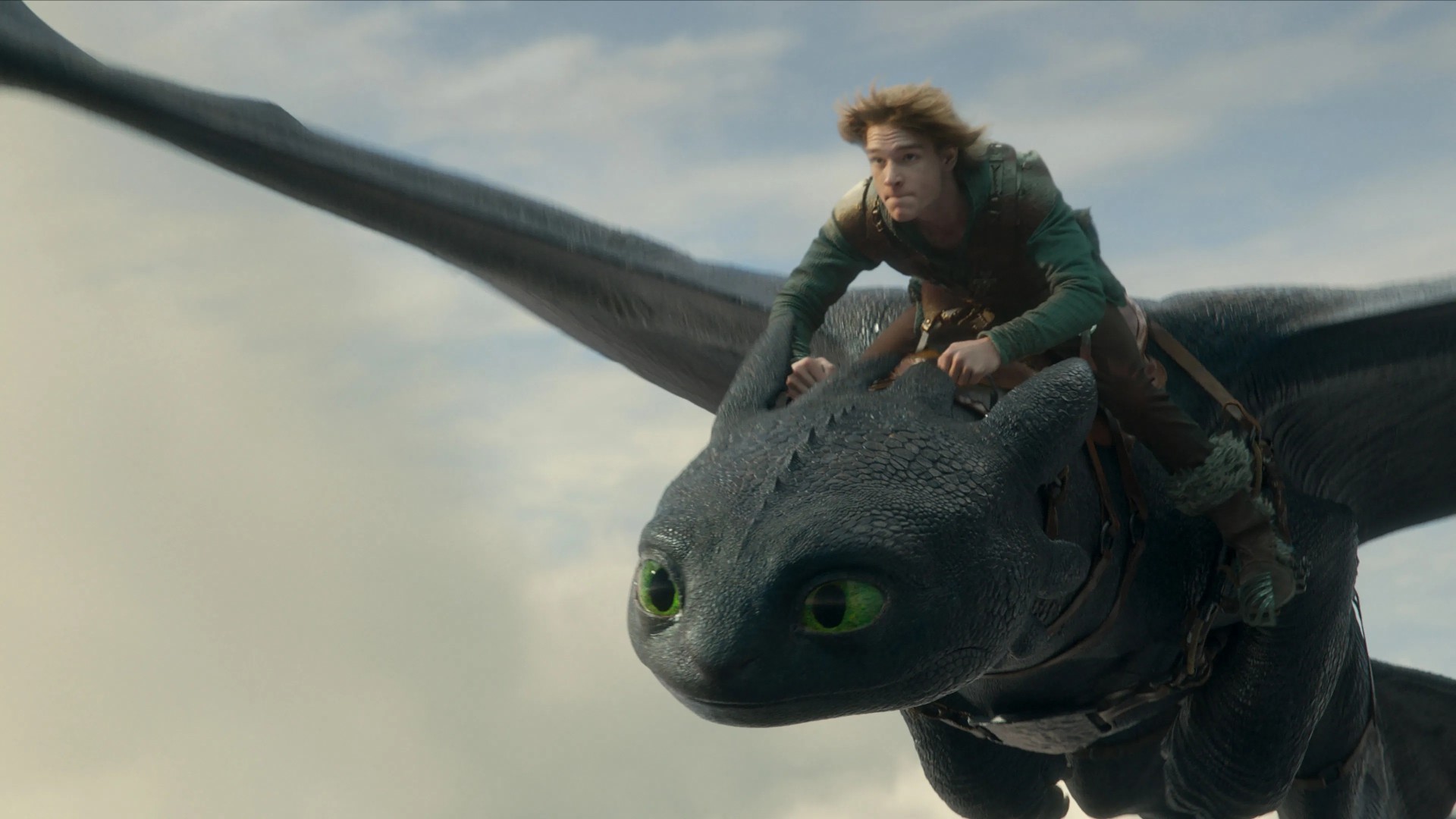 Soluço (Mason Thames) e Banguela em Como Treinar o Seu Dragão (Reprodução/Universal Pictures)