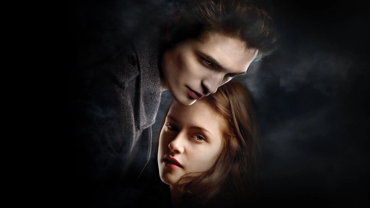 Edward Cullen e Bella Swan em cena romântica da saga Crepúsculo, destacando o casal protagonista da franquia baseada nos livros de Stephenie Meyer.