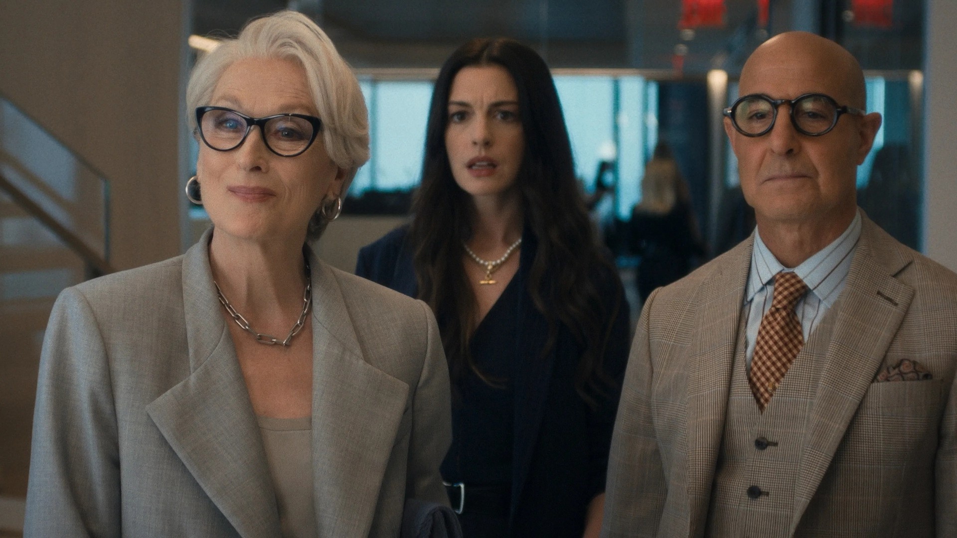 Miranda (Meryl Streep), Andy (Anne Hathaway) e Nigel (Stanley Tucci) em O Diabo Veste Prada 2 (Reprodução/20th Century Studios)