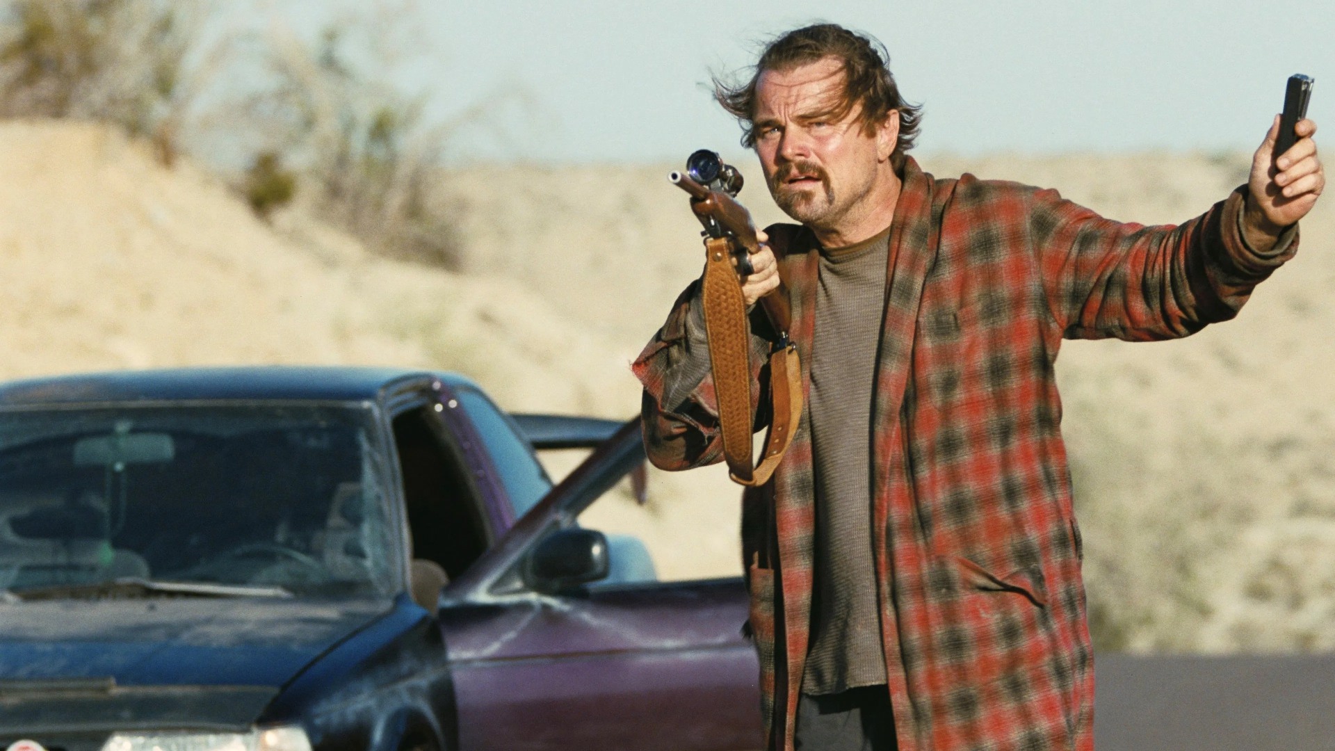 Leonardo DiCaprio como Bob Ferguson em Uma Batalha Após a Outra (Reprodução/Warner Bros.)