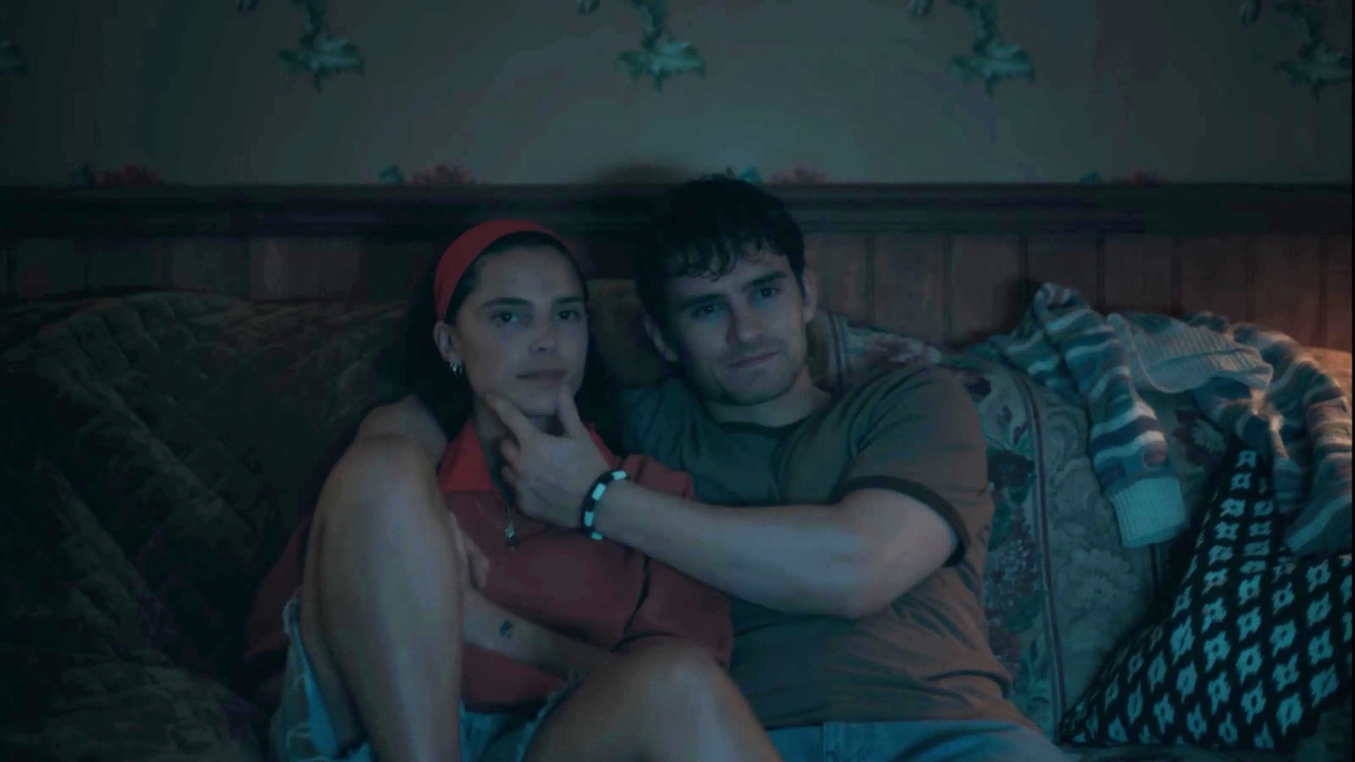 Nikki (Inde Navarrette) e Bear (Michael Johnston) em Obsessão (Reprodução/Universal Pictures)