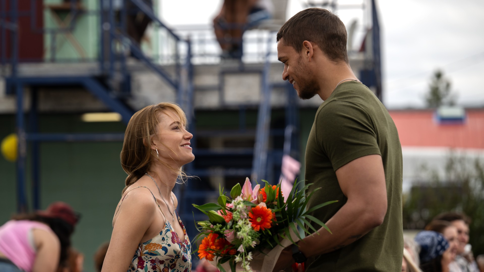 Kenna (Maika Monroe) e Ledger (Tyriq Withers) em Uma Segunda Chance (Divulgação/Universal Pictures)