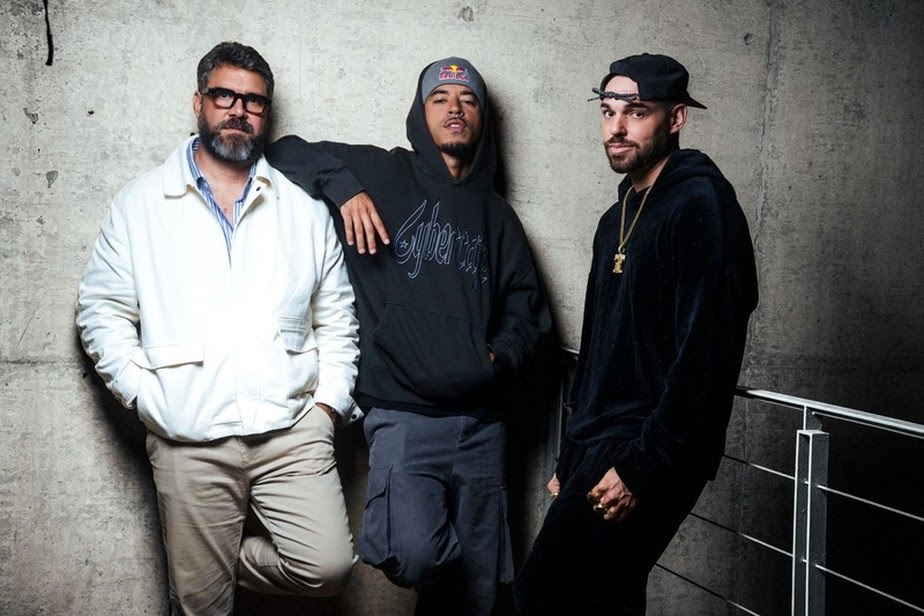 Rafaello Ramundo, diretor artístico do NT Sessions, ao lado de L7NNON e Papatinho Divulgação/Victor Moura RESUMO