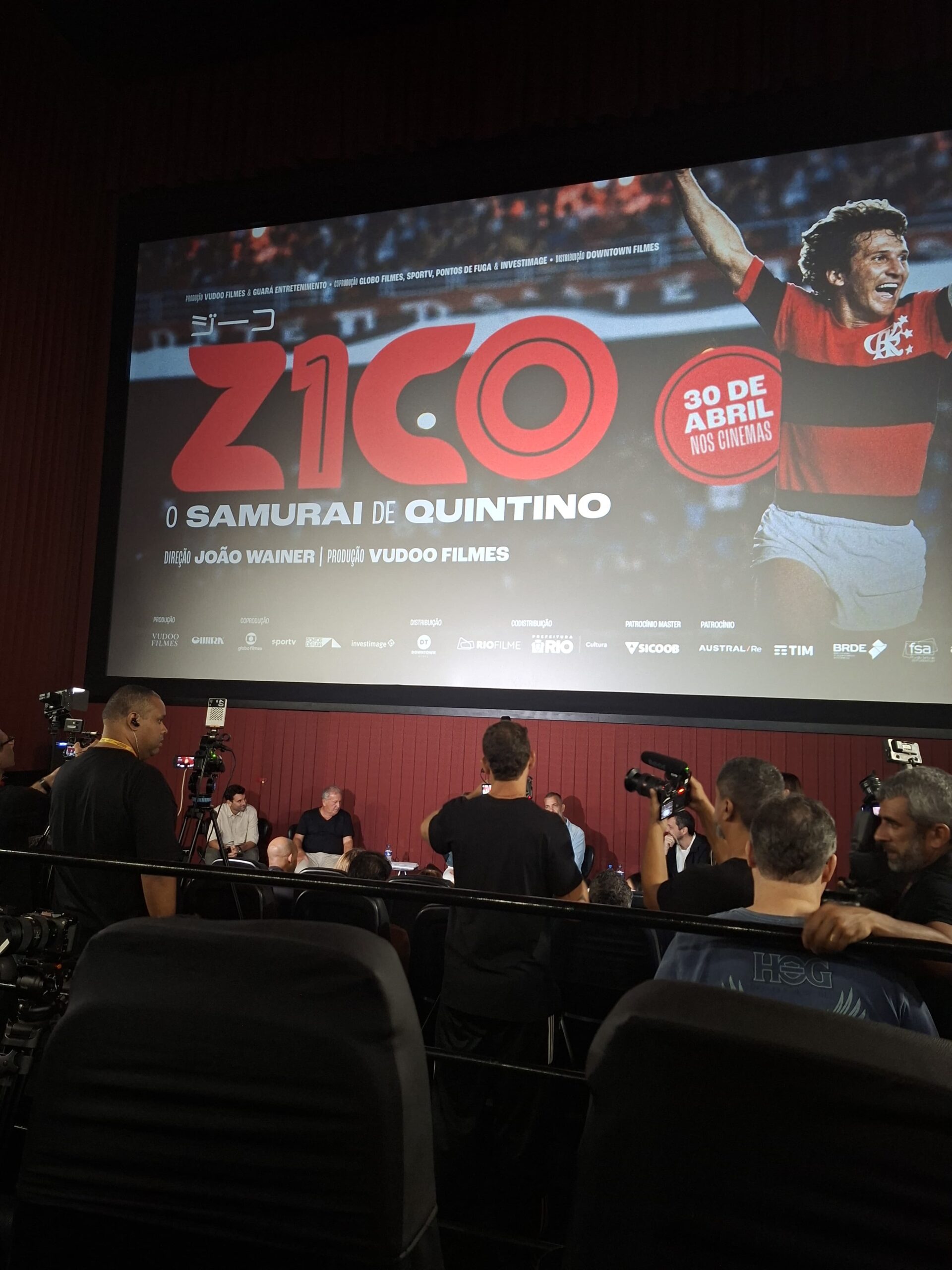 Foto da coletiva de imprensa do documentário "Zico, o Samurai de Quintino", com o painel do filme ao fundo. (Vitória Santos / Cafeina Pop)