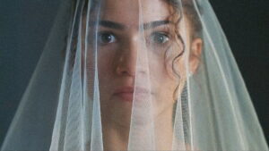 Zendaya revive tradição vitoriana em looks para o filme O Drama