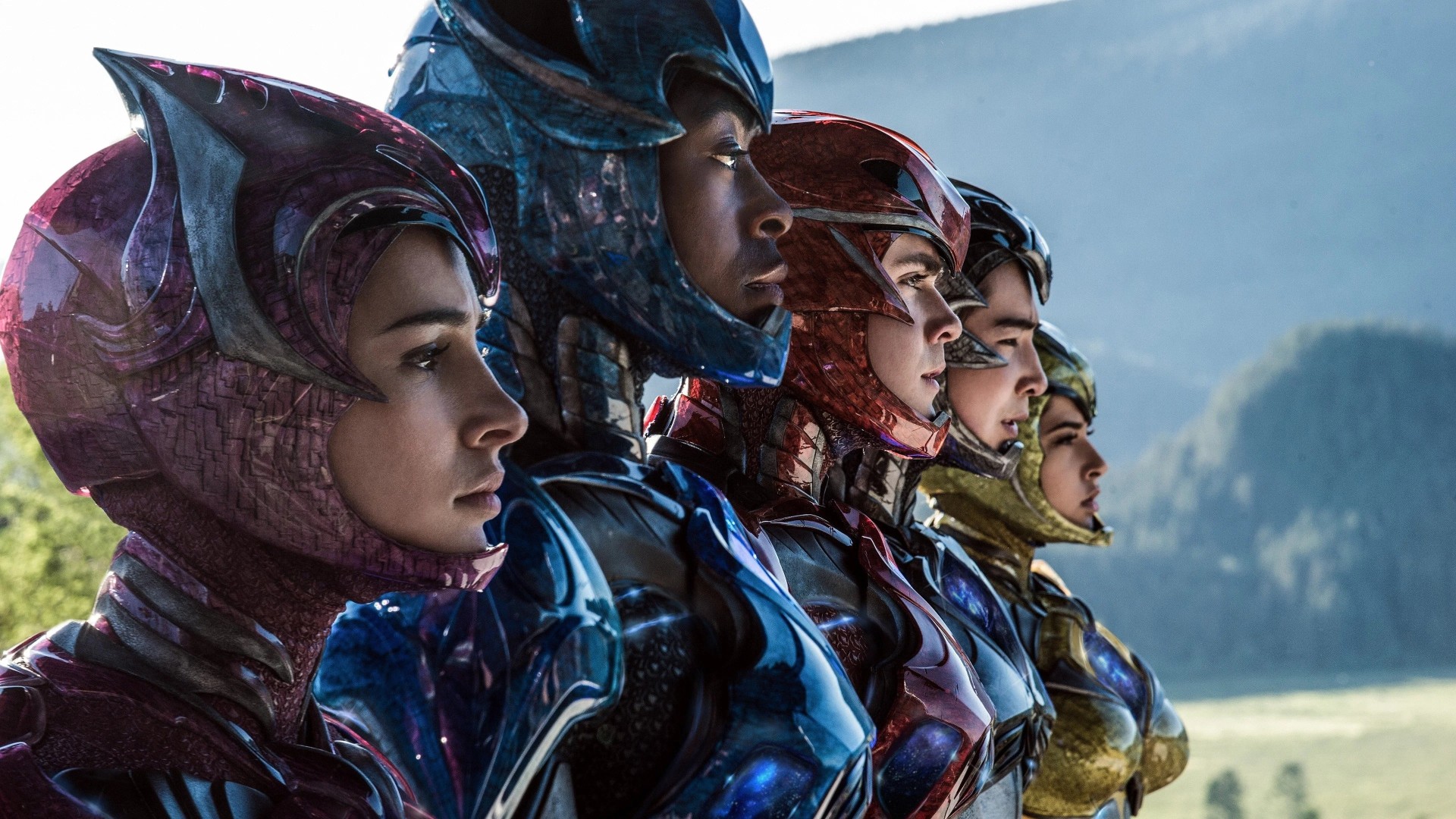 Naomi Scott, RJ Cyler, Dacre Montgomery, Ludi Lin e Becky G em Power Rangers (Reprodução/Lionsgate/TMDB)