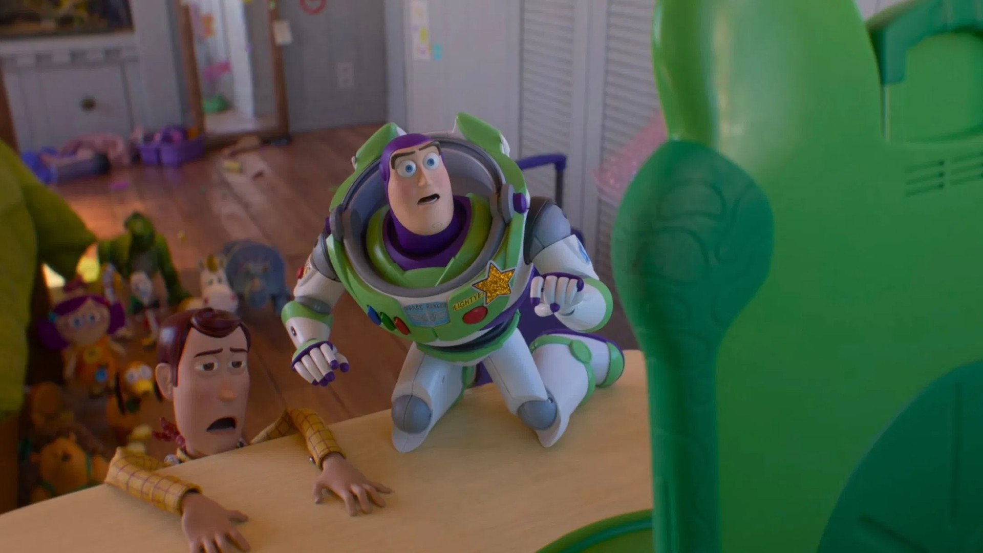 Buzz Lightyear (Tim Allen) e Woody (Tom Hanks) em Toy Story 5 (Reprodução/Pixar/TMDB)