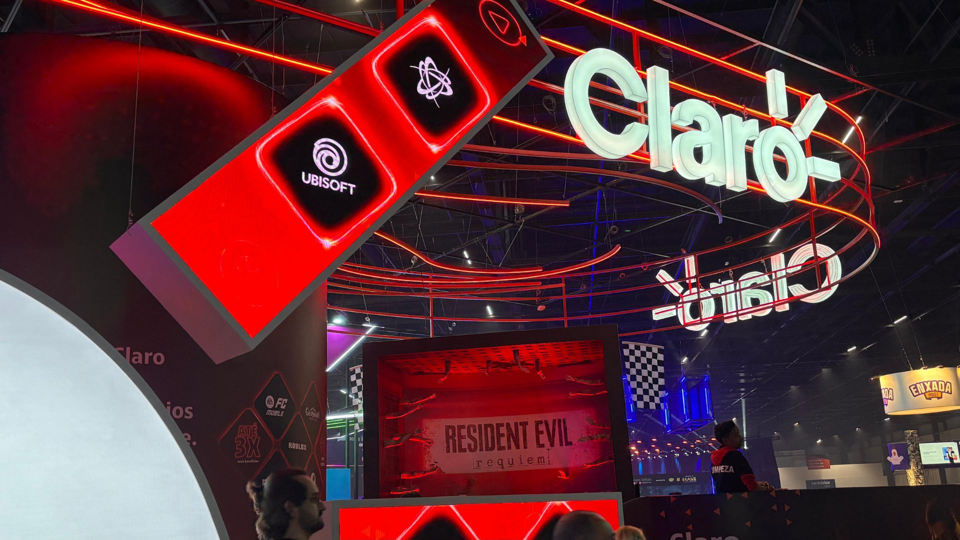 Foto de stand da claro na gamescom latam
