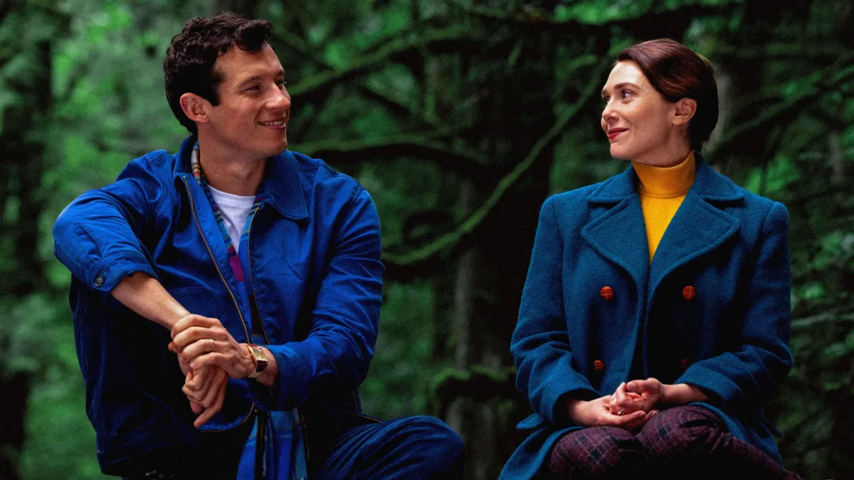 Callum Turner e Elizabeth Olsen em cena de Eternidade, filme que integra a lista para o dia dos namorados